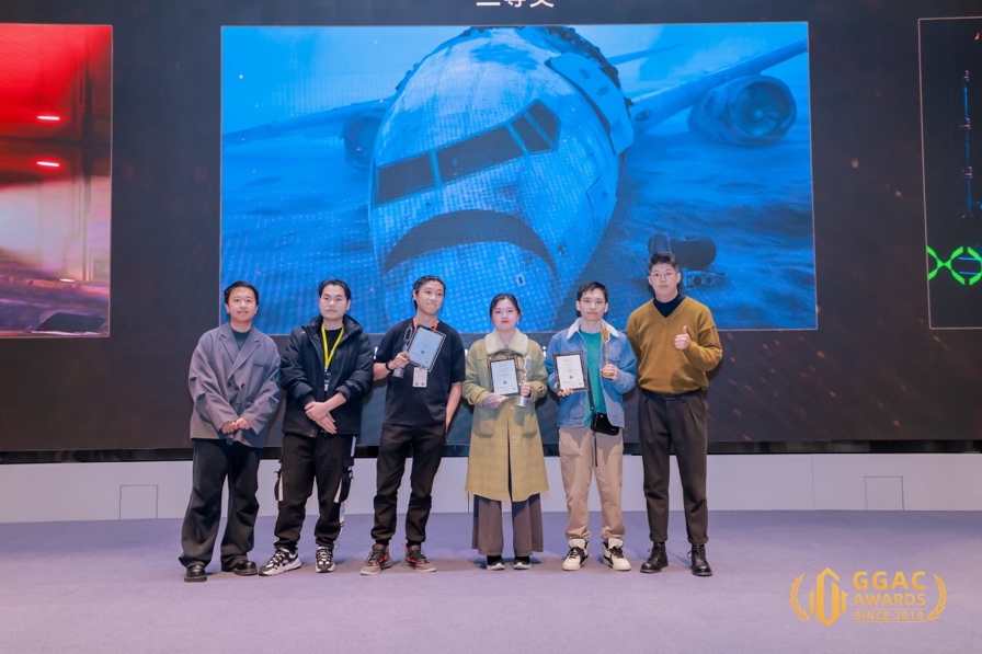 一群人站在一起合影

中度可信度描述已自动生成