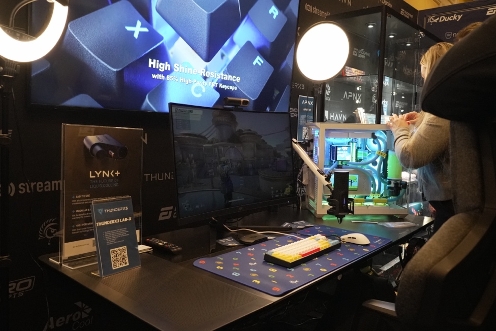 桌子上放着电脑的人

中度可信度描述已自动生成