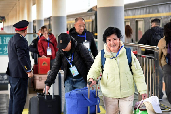 银发旅游列车密集启程 激活万亿元银发经济蓝海